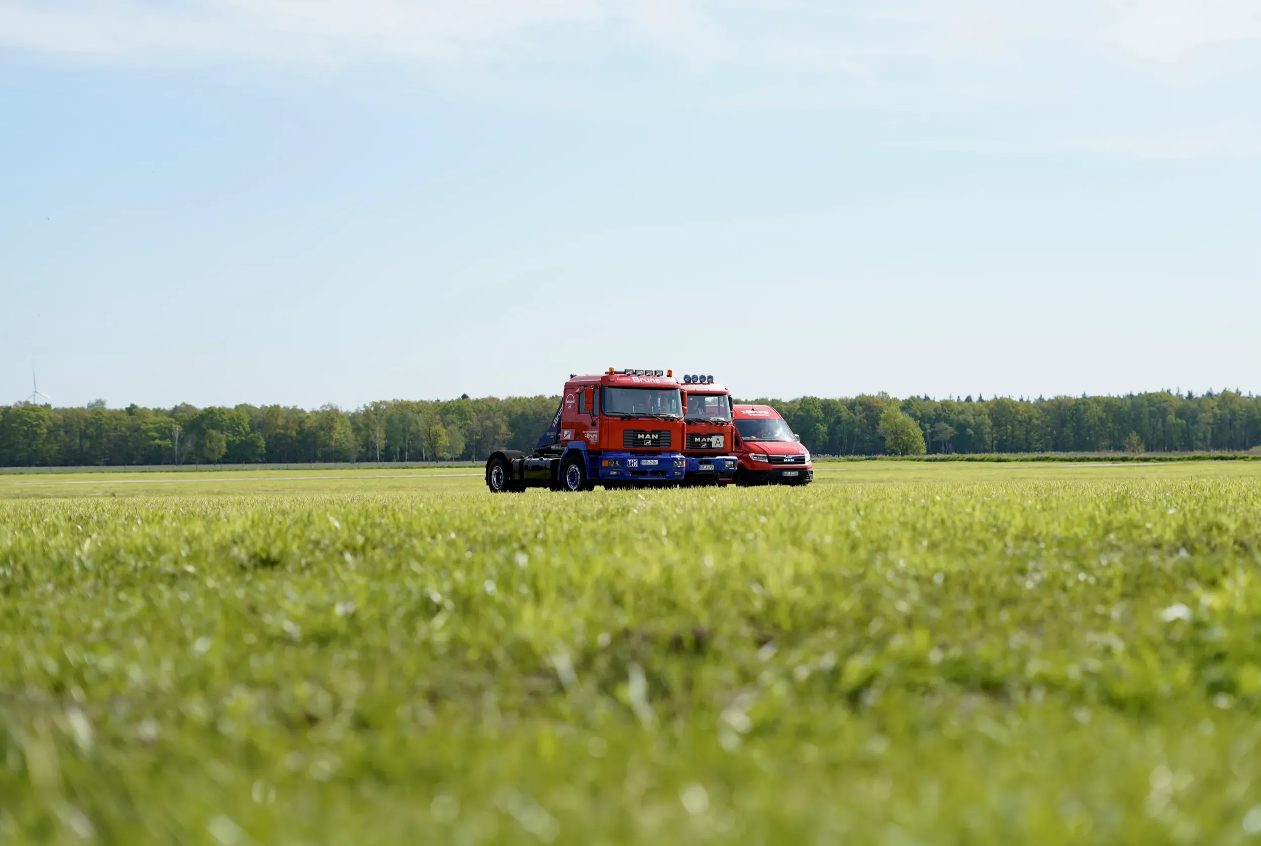 Zwei Lkw von Bruns Transporte auf einem Feld