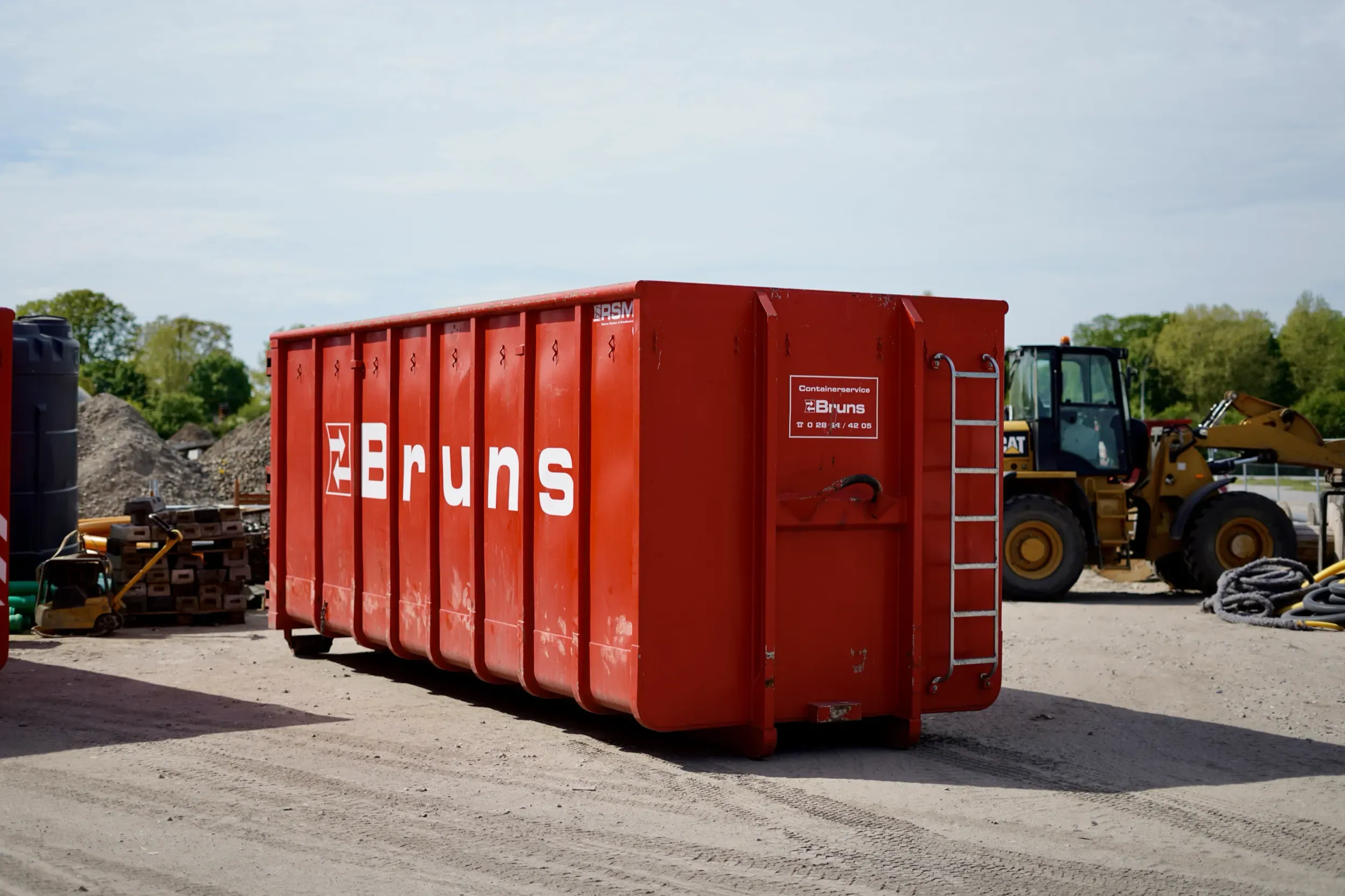 Abrollcontainer von Bruns auf dem Betriebsgelände